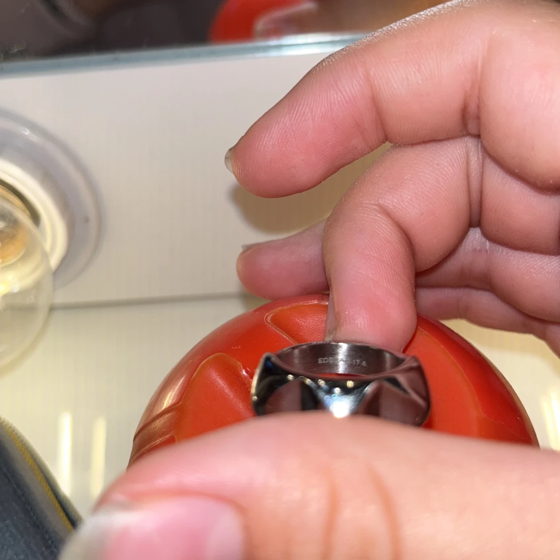 Två silvriga Edblad ringar med nitar - 2