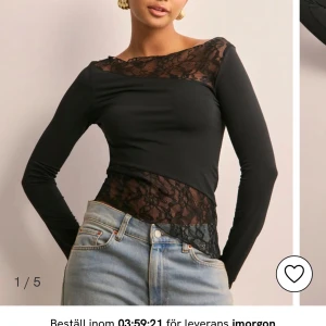 Tröja med spets  - Säljer denna superfina tröja med spets. Helt slut på hemsidan🩷Andvänd en gång 