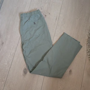 Gröna Livergy byxor - Ett par helt nya Livergy byxor i storlek 50. Gjorda i 100% bommul och är helt oanvända! Kontakta mig ifall du undrar något ❤️‍🔥