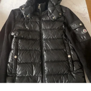 Moncler cardigan äkta storlek S kvitto finns  - Säljer nu min cardigan storlek S i bra skick, detta är den sällsynta och den snygga modellen. Snabb affär prioriteras! 