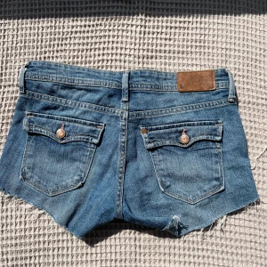 Blå jeansshorts  - Midjemått:37cm 💗