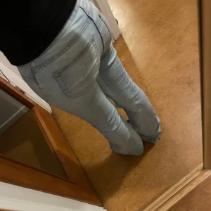 Ljusblå bootcut jeans - Säljer ett par ljusblå jeans med bootcut-modell. Jeansen har dubbla knappar i midjan och utsvängda längst ner. Sitter snyggt och bekvämt. 