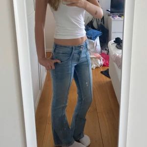 Snygga low waist jeans  - Nyskick, fläckarna på bilderna är på spegeln, skriv om frågor eller pris 