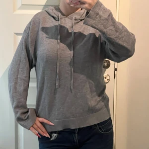 Grå stickad hoodie med snörning - Mysig grå stickad hoodie med huva och snörning framtill. Från Gina tricot k storlek XS💗
