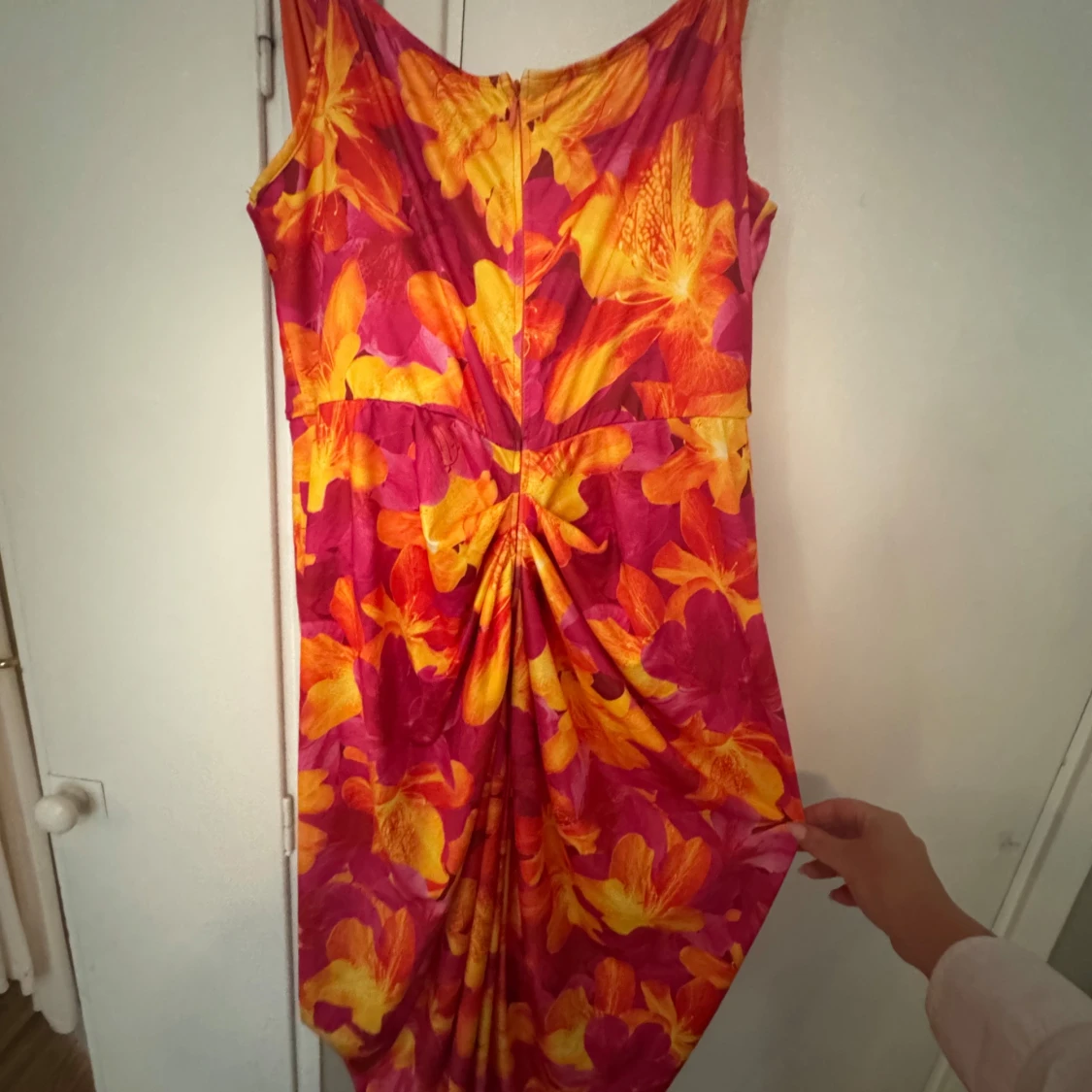 Färgstark blommig midiklänning - 1