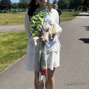 Student klänning - Superfin vit kortklänning från MADLADY med omlottknytning i midjan, v-ringning och långa ärmar. Klänningen har volangdetaljer och ett diskret prickigt mönster i tyget. Perfekt för student eller sommarens alla tillfällen!