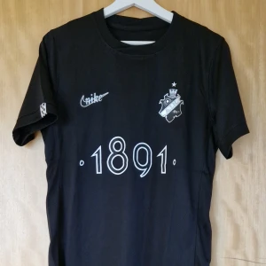 AIK fotbollströja "Smokinglirare" 2025 - AIK fotbollströja repIika "Smokinglirare" 2025. Helt ny med tag. Storlek: Medium