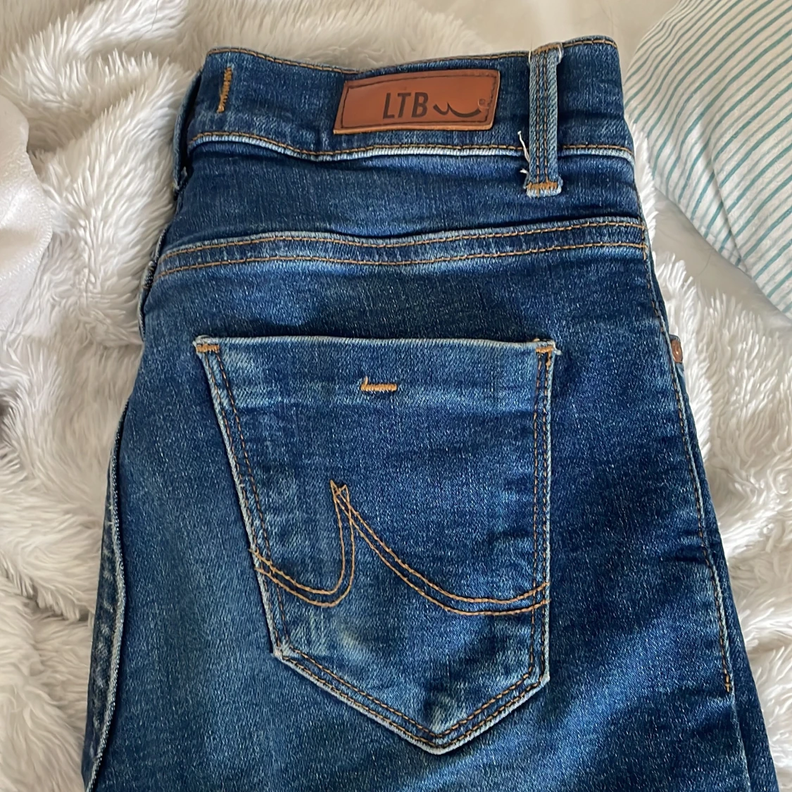 Blå bootcut jeans från LTB - 1