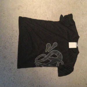 Svarta shorts med graffiti-tryck - De är ett syna world set aldrig använd röstade den en gång och den va lite för stor för mig