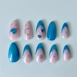 Press On Nails - Handmålade Press On naglar gjorda av mig ☀️ Med cateye och galaktiskt tema 🪐 