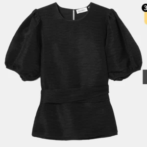 Söt topp - Jätte fin topp ifrån Carin Wester. Helt oanvänd utan prislapp. Nypris 600kr! Super fin till vardags och till fest. Har en knytning där bak😍 Skriv vid fler bilder😝Säljs ej längre!