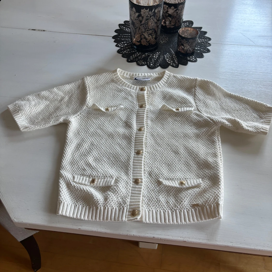 Vit stickad kofta med guldknappar - 1