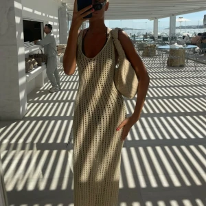 Strandklämning  - Jättesnygg strandklämning köpt på Mykonos förra året! Endast använd två gånger💕 Jag är 180 och brukar ha xs/s