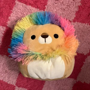 Squishmallow 20 cm - Leonard the Rainbow Lion  - En officiell, jättefin och lurvig regnbågssquishmallow! I princip oanvänd/orörd, legat säkert förvarad i några år. Säljer den då jag rensar min samling lite <3