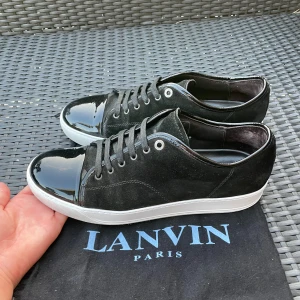Lanvin cap toe - Säljer nu dessa Svarta Lanvin cap toe som är i fint skick med dustbag som ingår, tillfixade med whitene cream för att sulan ska bli extra fräsch, skriv för fler bilder/frågor🙌🏼