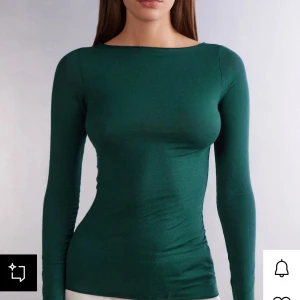 Intimissimi tröja grön - Säljer denna snygga mörkgröna långärmade tröja från intimissimi, använd fåtal gånger.  Den har en tight passform och rund halsringning. Enkel och stilren design som passar perfekt till jeans eller kjol. Mjuk och stretchig känsla för en bekväm look.