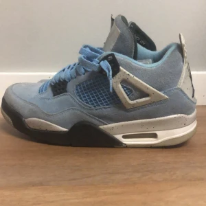Nike Air Jordan 4 University Blue - Nike Air Jordan 4 i färgen University. Kan diskutera pris