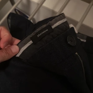 Mörkblåa matinique kostymbyxor  - Säljer ett par matinique kostymbyxor. Knappt använda och väldigt sköna. Storlek framför ej men skulle gissa på L då midjan är ganska stor   Kom med bud 