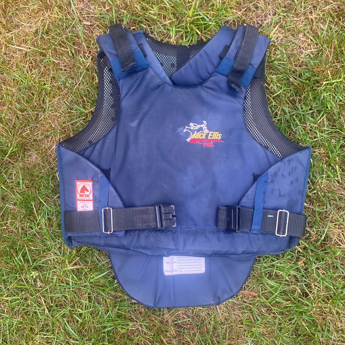Jack Ellis blå skyddsväst för ridning