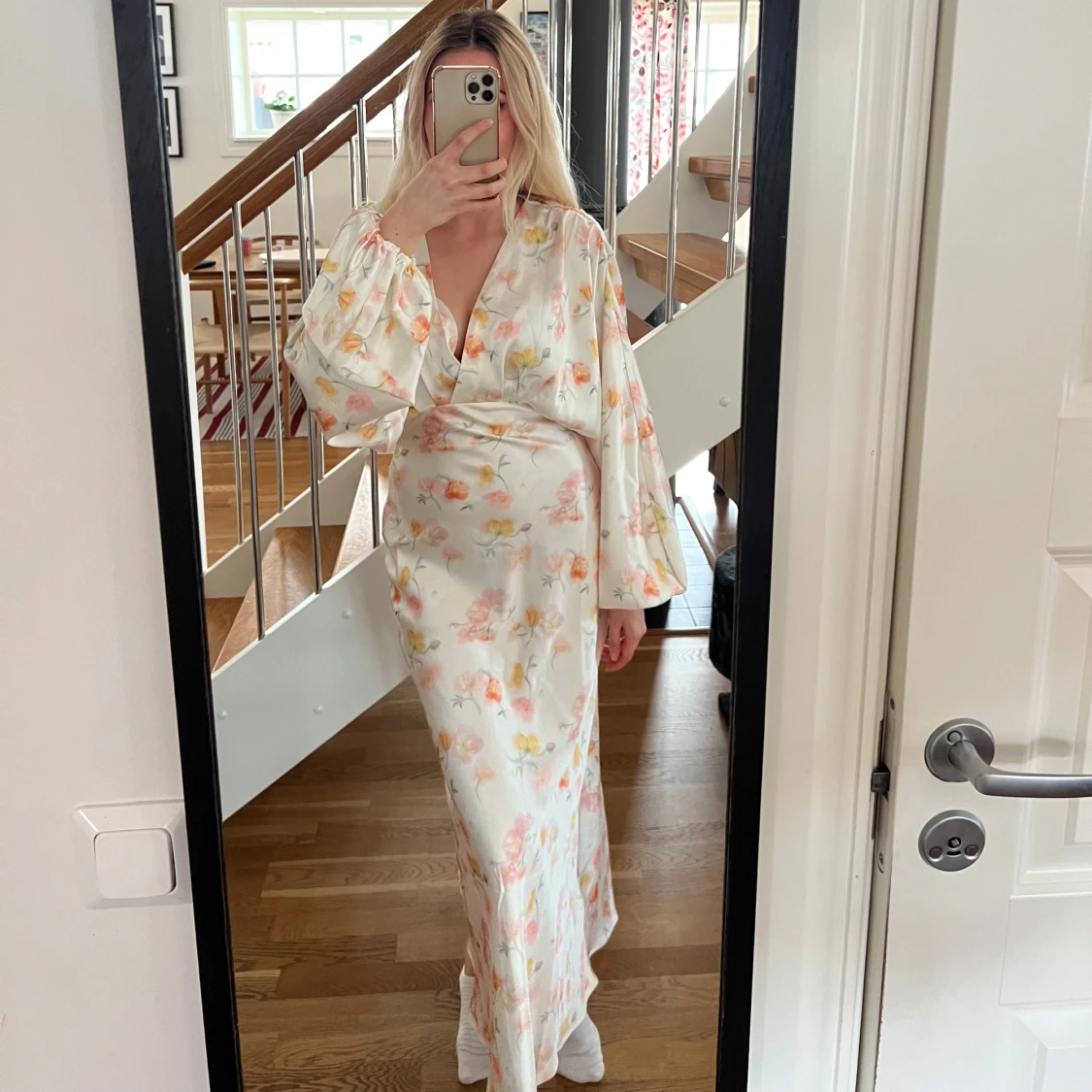 Blommig långklänning i sidenlook - 1