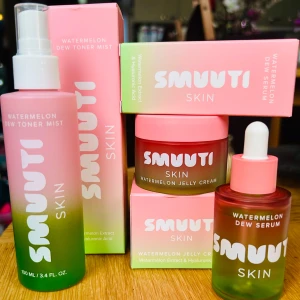 Trendande Smuuti Skin Watermelon face-kit! - Trendande Smuuti Skin Watermelon Dew toner mist 100 ml, Watermelon jelly cream 50 ml & Watermelom Dew serum 30 ml. Oanvända med kartonger.