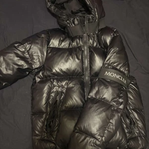 Moncler jacka - Säljer Moncler jackan från London som är använd några månader. Förstahandskällan informerade mig om att jackan var äkta och tillverkad av högkvalitativt material