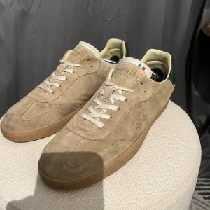 Beige sneakers från Pantofola d’Oro - Snygga beige sneakers från Pantofola d’Oro i mocka. 