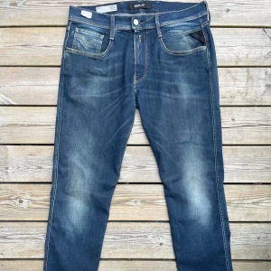Replay Anbass slim washed jeans - 33/32 men passar lätt liknande storlekar eftersom de är flexibla. Fläckfria i bra skick. Snygga Replay Anbass jeans i klassisk blå tvätt med lätt slitning och kontrastsömmar. Modellen har fem fickor, normal passform och raka ben. Sköna jeans i bomullsmix med stretch för extra komfort. Perfekta för dig som gillar stilrena och moderna jeans.