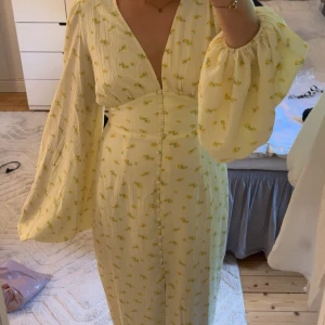 Adoore klänning gul  - Säljer min maxi Positano klänning från Adoore. Använt  2ggr, ny pris 1695kr. fint skick hör av er vid frågor och funderingar💛💛