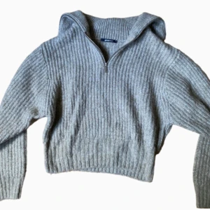 Stickad tröja med krage  - Jätte skön och stickad tröja från ginatricot med krage och dragkedja. Inga defekter eller problem med tröjan ungefär som ny. Perfekt nu till vintern och hösten. Hör av dig vid några frågor💞