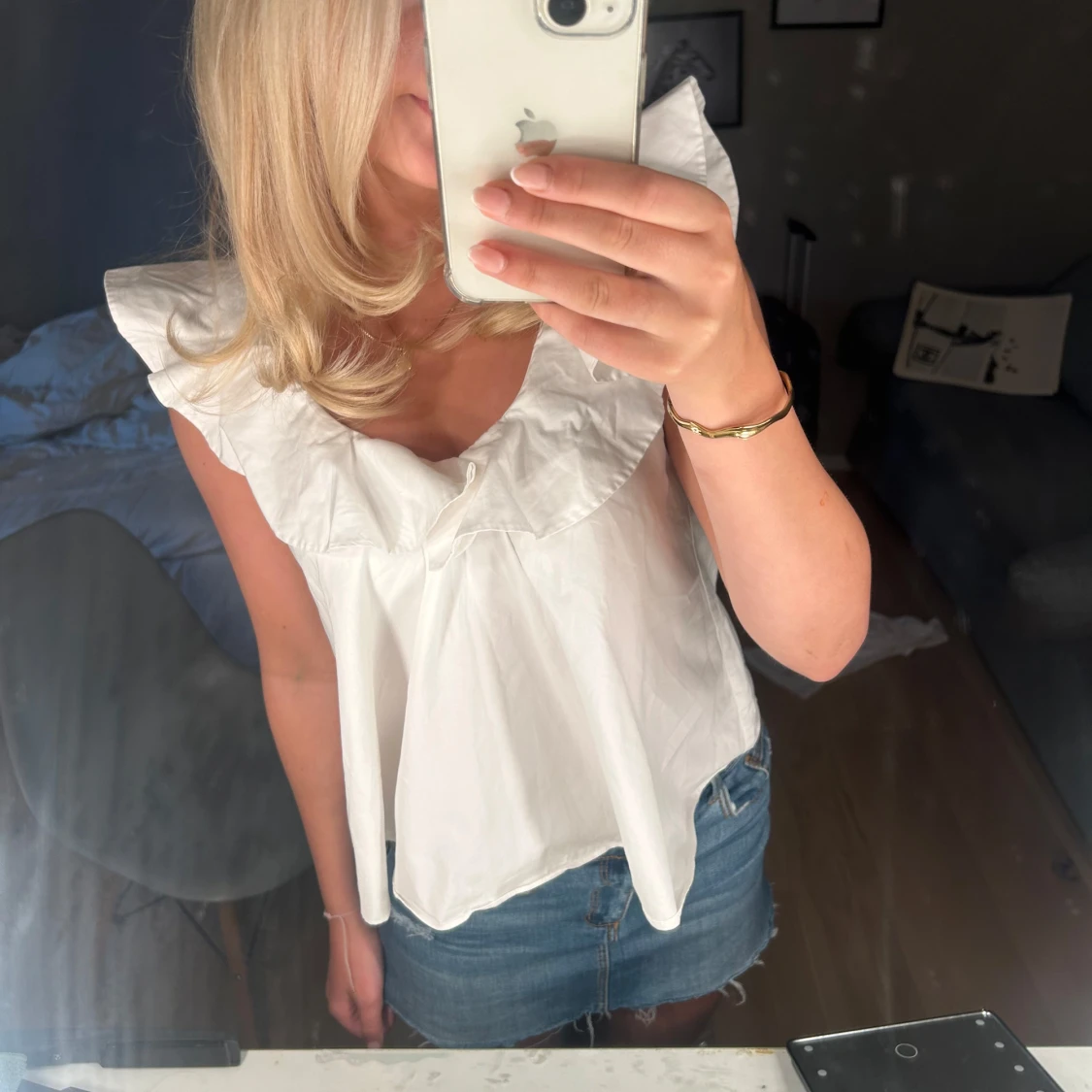 Vit blus med volangkrage - 1