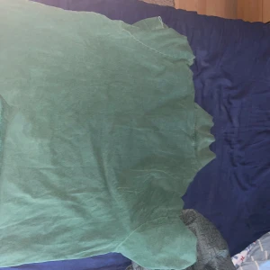 Grön pikétröja Polo Ralph Lauren - Snygg grön pikétröja från Polo Ralph Lauren med klassisk krage och knäppning framtill. Tröjan har det ikoniska rosa broderade logot på bröstet och är gjord i bomull. Perfekt för dig som gillar stilren och avslappnad look.