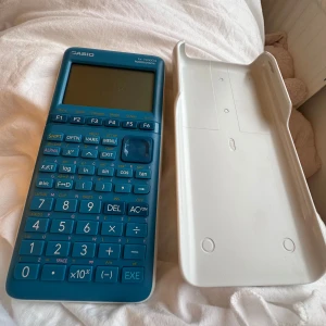 kalkylator blå - En avancerad grafritande miniräknare från Casio, perfekt för matte, fysik och teknik. Stor display, många funktioner och smidig design gör den idealisk för studier och prov. Passar dig som vill ta dina beräkningar till nästa nivå!
