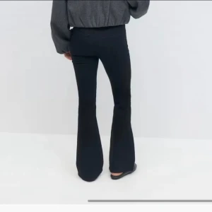 Uppsydda jeans - Svarta bootcut/ flare jeans från Gina tricot i storlek 36. Ena byxbenet är 4 cm kortare (3:e bilden) än andra, men det är inget jag stört mig på.