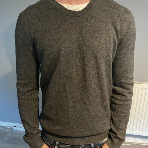 Grå tröja, merino ull - Snygg merino ull tröja från COS, riktigt skönt material och en allmänt snygg tröja. Storlek: S, hör av er vid frågor, vi tar emot prisförslag.