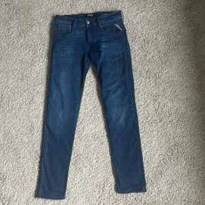 Replay Anbass blå jeans slim fit - Snygga blåa Replay anbass i storlek 30. Säljer pga att de är för små för mig. Byxorna har inga defekter. Passformen är slimfit. Hör av dig om du undrar nåt!:)