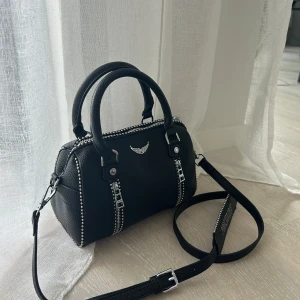 Sunny bag Zadig & Voltaire - Suuuuperfin sunny bag som jag säljer då jag sparar till en annan väska 🥰🥰 23 x 14 x 11.5 cm, XS studs, har tyvärr inte dustbag, köpt här på Plick för 3000