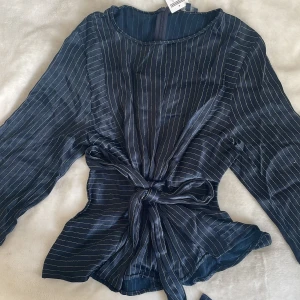 Fin blus  - Knyt tröja som är helt ny och oanvänd, köpte på Myrorna och har kvar prislappen, bild 3 är tröjan oknytt