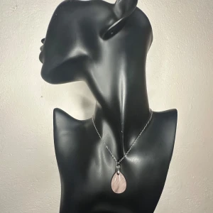Nytt halsband i rostfritt stål med äkta rosenkvarts – Ädelsten för kärleken & harmoni - Elegant halsband med droppformat hänge i äkta rosenkvarts (3,8 x 2 cm) och kedja i rostfritt stål (44 + 5 cm). Rosenkvarts kallas kärlekens sten och sägs sprida harmoni, självkärlek och positiva energier. Den mjuka rosa tonen gör smycket lätt att bära både till vardag och vid speciella tillfällen.  Nytt och oanvänt. Prutning ej möjlig, men jag erbjuder rabatt vid köp av flera saker. Jag rensar smyckesskrin och garderob!