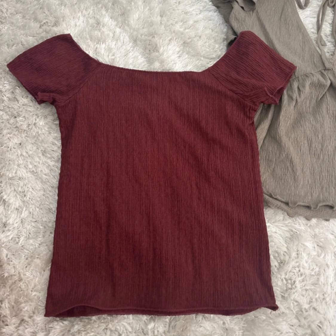 Två toppar: vinröd offshoulder & beige knyt - 1