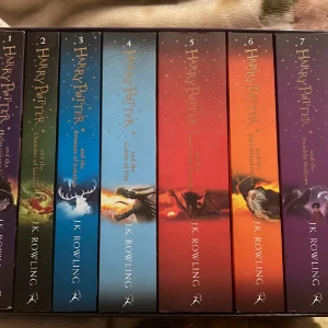 Harry Potter (7 Book Box Set) - Hela Harry Potter-serien i en snygg box! Perfekt för dig som vill dyka in i magins värld och följa Harrys äventyr från början till slut. Oemotståndlig för unga och unga vuxna som älskar spänning, vänskap och magi.