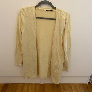 Gul kofta  - En gul kofta i strl M. Använd men i gott skick.