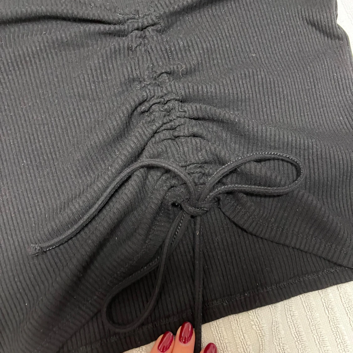 Svart ribbad topp med snörning - 1