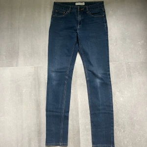 Mörkblå jeans från Gina Tricot - Midjemått rakt över 37cm, innerbenslängd 76cm