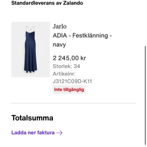 Marinblå långklänning från Jarlo - Elegant marinblå långklänning från Jarlo med smala axelband och vacker drapering vid bysten. Klänningen har en figurnära passform upptill och faller snyggt längs kroppen. Perfekt för dig som vill sticka ut med en stilren look. Säljer balklänning från Jarlo – Modell ADIA Storlek: 34 Färg: Navy / Marinblå Nypris: 2 294 kr (inkl. frakt)   Elegant långklänning från märket Jarlo, köpt på Zalando. Perfekt för bal, bröllop eller andra fes