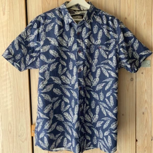 Brave Soul skjorta - Kortärmad skjorta med fjädermotiv. Oanvänd, storlek Large. Upphämtning i Stockholm fungerar.