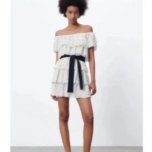 Zaraklänning - Superfin offshoulder klänning med volang från Zara. Klänningen har ett svart band som knyts i midjan. Jättebra skick. Storlek xs🩷