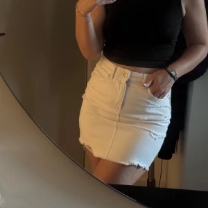 Vit jeans kjol - Jeans kjol med slitningar och hög midja storlek s, aldrig använd