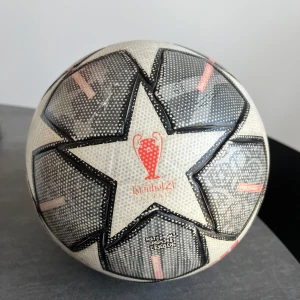UEFA Champions League fotboll adidas Istanbul 2021 - Lite använd men i bra skick. Läcker ej.