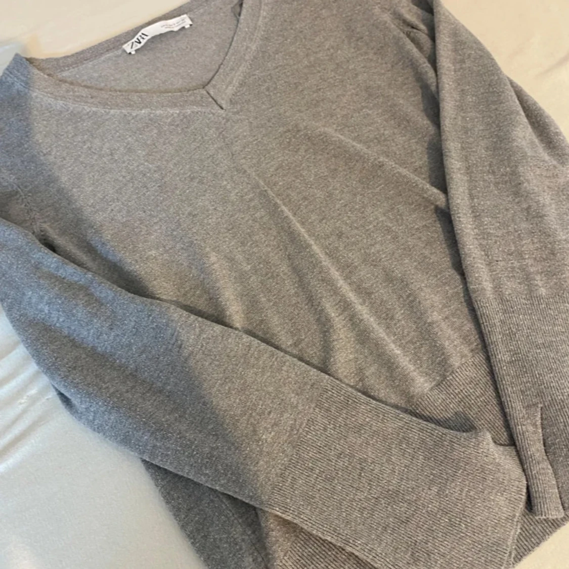 Grå v-ringad tröja från Zara - 2